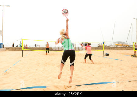 Beach Volley Ball Court, Kings Arches, Brighton Beach, Brighton, East Sussex, UK. Trainiere für Teilnehmer bei den European Beach Tennis Championships in Brighton Seafront, Brighton, East Sussex, Großbritannien. Dieses Bild zeigt Teams aus Großbritannien und Ungarn. August 2014 David Smith/Alamy Live News Stockfoto