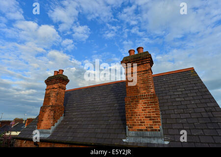 Hoch aus rotem Backstein Festbrennstoff Haus Schornstein und blauer Himmel, Derry, Londonderry, Nordirland Stockfoto