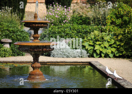 Brunnen in Loseley Park Gardens, Surrey, England Stockfoto