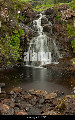 Wasserfall in Glen Brittle fließt in Allt Kokos ' ein ' Mhadaidh Stockfoto