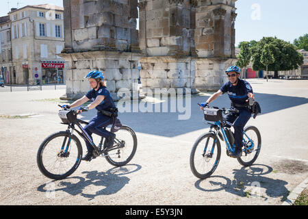 Zwei französische Polizei Municipale auf patrouillieren auf Fahrrädern. Stockfoto