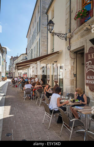 Belebten Französisch Street Restaurant in schattigen schmale Straße servieren Mittagessen. Stockfoto