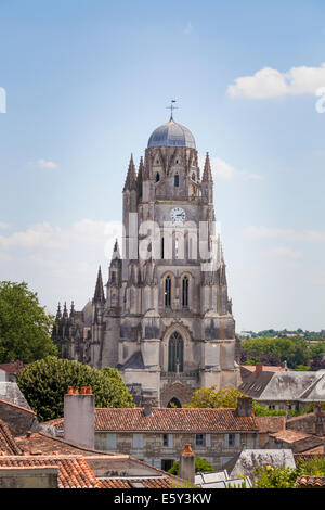 Die Kathedrale St. Peter in Saintes gesehen über die Dächer. Stockfoto