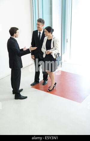 Greeter Regie Teilnehmer eintreffen für Konferenz Stockfoto