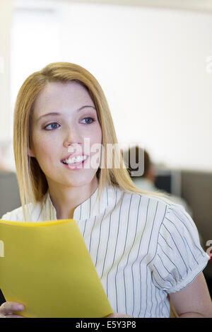 Büroangestellte mit Datei-Ordner Stockfoto