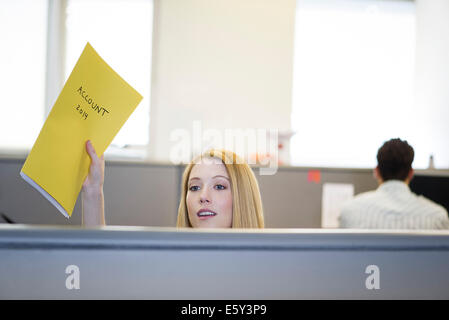 Buchhalter in Office Kabine Übergabe Konten-Datei zu Out-of-Frame verknüpfen Stockfoto