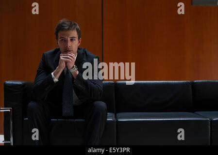 Geschäftsmann warten sehnsüchtig auf Termin Stockfoto