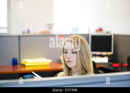 Büroangestellte in Großraumbüro Stockfoto