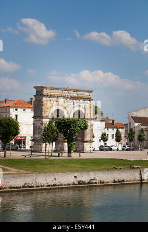 Bogen des Germanicus auf dem rechten Ufer vom Fluss Charente. Stockfoto