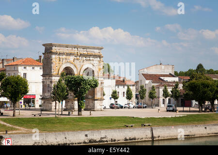 Bogen des Germanicus auf dem rechten Ufer vom Fluss Charente. Stockfoto