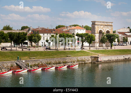 Bogen des Germanicus auf dem rechten Ufer festgemachten Vergnügen Boote auf dem Fluss Charente. Stockfoto