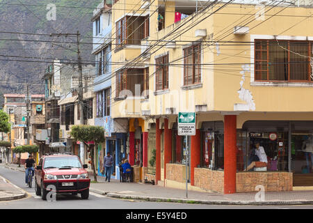 BANOS, ECUADOR - 22. Februar 2014: Undentified Menschen an der Ecke der Straßen Oriente und Thomas Halflants Stockfoto