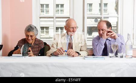 Irma Kurtz, John Carey und James Naughtie im Gespräch Stockfoto