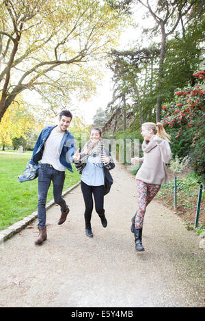 Freunde, die gemeinsam Spaß im park Stockfoto