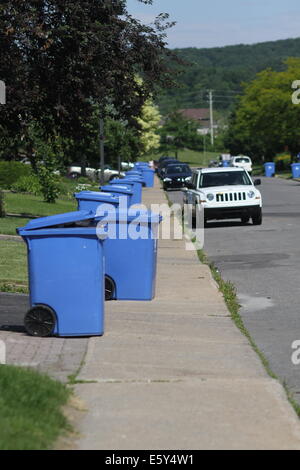 Recycling-Behälter in einem Vorort von Quebec Stockfoto