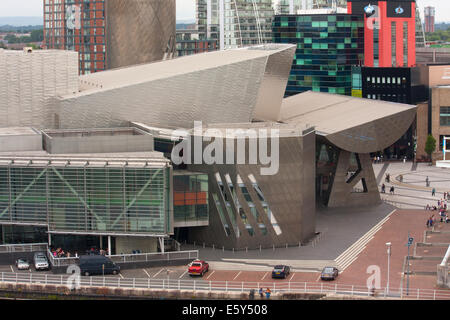 Salford Quays und das Lowry Centre in Manchester UK, erschossen von der Spitze des Quay West. Stockfoto