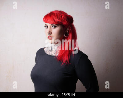 junge Frau mit Piercings und tattoos Stockfoto