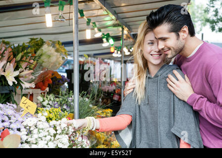 Junges Paar am Blumenmarkt Stockfoto