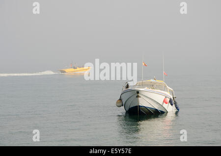 Eine Yacht halb versunkenen, Seenebel im Hintergrund. Costa Del Sol, Spanien. Stockfoto