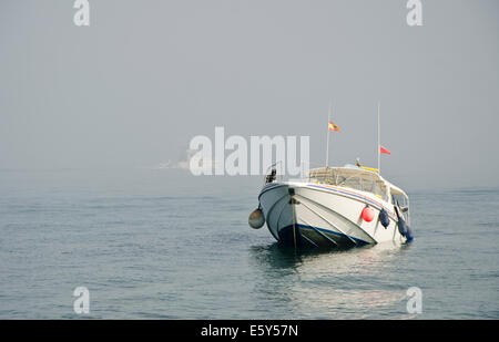 Eine Yacht halb versunkenen, Seenebel im Hintergrund. Costa Del Sol, Spanien. Stockfoto