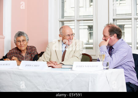 Irma Kurtz, John Carey und James Naughtie im Gespräch Stockfoto