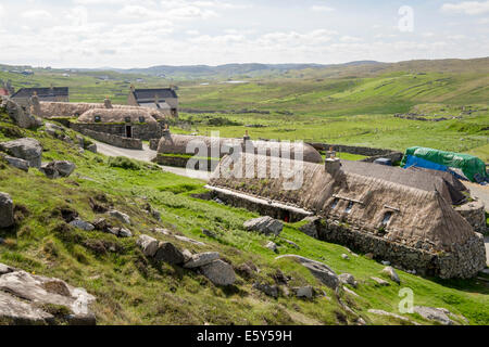 Blick hinunter auf restauriert Crofts in Na Gearrannan Blackhouse Village. Garenin Isle of Lewis äußeren Hebriden Scotland UK Stockfoto