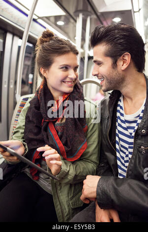 Junges Paar Reiten u-Bahn zusammen Stockfoto