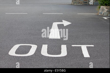 Ausweg Zeichen auf dem Rollfeld eines Parkplatzes Stockfoto