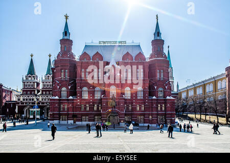 Moskau / Russland - 10. März 2009 - The staatliche historische Museum of Russia ist ein Museum der russischen Geschichte eingekeilt zwischen Red man Stockfoto