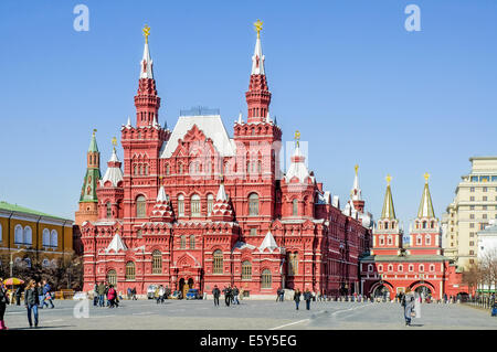 Moskau / Russland - 10. März 2009 - The staatliche historische Museum of Russia ist ein Museum der russischen Geschichte eingekeilt zwischen Red man Stockfoto