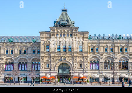 Moskau / Russland - 10. März 2009 - Gum in Moskau. Kaugummi (universal Hauptgeschäft) ist der Name des großen Kaufhauses im Menschen Stockfoto