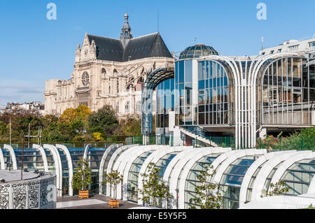 Die Kirche Saint-Eustache vom Einkaufszentrum Les Halles in Paris, Frankreich Stockfoto