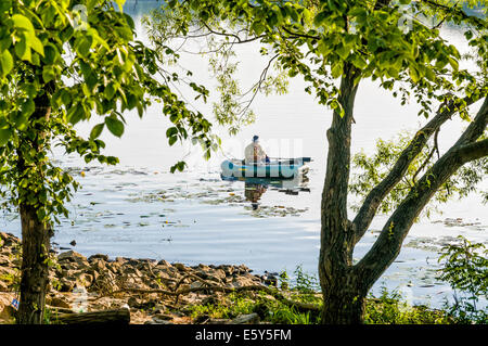 Kiew/UKRAINE - 20. Juni 2010 - Fisher auf einem Boot am Dnepr in Kiew, Ukraine, während ein schöner Morgen des Frühlings Stockfoto