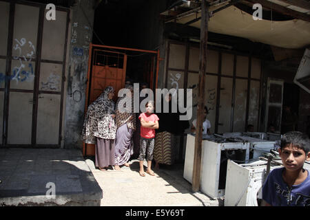 Gaza-Stadt, Palästinensische Gebiete. 8. August 2014. Palästinenser nehmen Sie an der Beerdigung von Ibrāhīm al-Dawawsa, denen bei einem israelischen Luftangriff in Gaza-Stadt getötet wurde. Israel leitete die Luftangriffe auf den Gaza-Streifen als Reaktion auf palästinensische Raketen abgefeuert, nachdem die ägyptisch-vermittelten Gespräche gescheitert, die 72-Stunden-Waffenstillstand zu verlängern. Bildnachweis: Ahmed Hjazy/Pacific Press/Alamy Live-Nachrichten Stockfoto