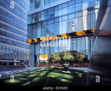 Morgensonne Kollision mit Baum im modernen Businesspark in Jung-gu, Seoul, Südkorea. Stockfoto