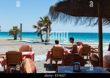 Essen an der Poolbar Stockfoto