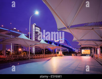 Beleuchteter Gehweg mit LED-Bildschirm und Lupu-Brücke in Shanghai, China Stockfoto