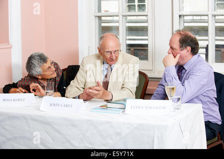 Irma Kurtz, John Carey und James Naughtie im Gespräch Stockfoto