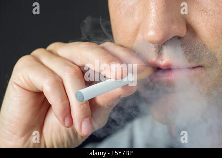 Mann rauchen elektronische Zigarette, beschnitten Stockfoto