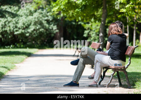 Paar auf einer Bank in der Sonne sitzen Stockfoto