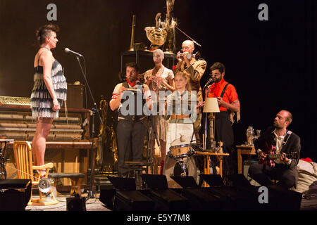 Kanadische Gruppe L'Orchestre d'Hommes-Orchestres, LODHO, führen Sie auf dem Purcell Room im Southbank Centre Stockfoto