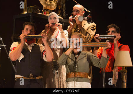 Kanadische Gruppe L'Orchestre d'Hommes-Orchestres, LODHO, führen Sie auf dem Purcell Room im Southbank Centre Stockfoto