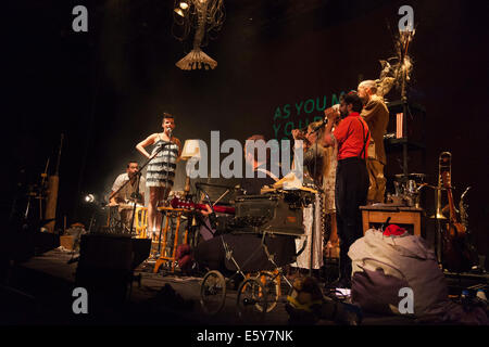 Kanadische Gruppe L'Orchestre d'Hommes-Orchestres, LODHO, führen Sie auf dem Purcell Room im Southbank Centre Stockfoto