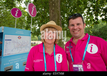 Die Mall, London UK. 8. August 2014. Die Mall ist geschlossen und für ein Wochenende im Radsport-Events mit einer freien Zyklus in central London für die Öffentlichkeit Morgen beginnend und endend mit professionellen Rennsport am Sonntag vorbereitet. Ehrenamtlichen Team London Botschafter verzichten, Informationen für Touristen. Bildnachweis: Malcolm Park Leitartikel/Alamy live-News. Stockfoto