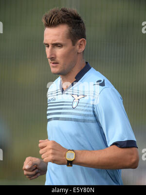 Lübeck, Deutschland. 8. August 2014. Roms Miroslav Klose beim Warm-up Übungen vor den Tryout zwischen Hamburger SV und Lazio Rom im Stadion bei der Lohmuehle in Lübeck, 8. August 2014. Foto: Daniel Reinhardt/Dpa/Alamy Live News Stockfoto