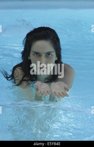 Junge Frau im Pool, Porträt Stockfoto