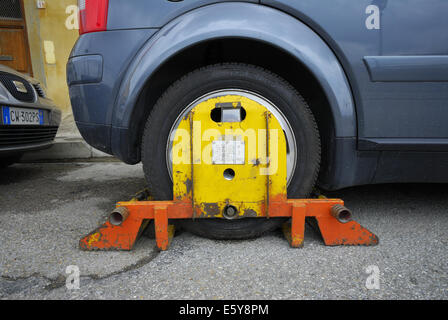 Rad-Klemme oder Rad Boot, Wegfahrsperre, Rad eingespannt oder gesperrt auf falsch geparktes Auto (Verkehrsverstoß), Italien Stockfoto