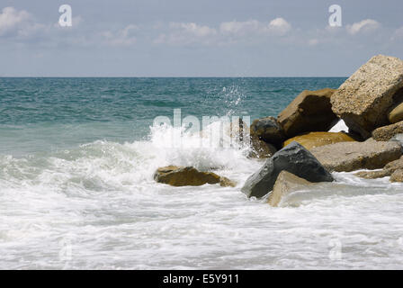 Seelandschaft mit Hintergrund für Text. Landschaftlich schönen Morgen Surf an der felsigen Küste unter bewölktem Himmel Stockfoto