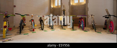 Die Feiern der Tour de France produziert Yorkshire stricken Gruppen gestrickte Fahrräder, die in Sheffield Cathedral angezeigt wurden Stockfoto