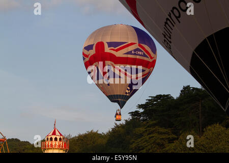 Bristol, UK. 8. August 2014. Ballone abheben während Bristol International Balloon Fiesta Credit: Keith Larby/Alamy Live News Stockfoto